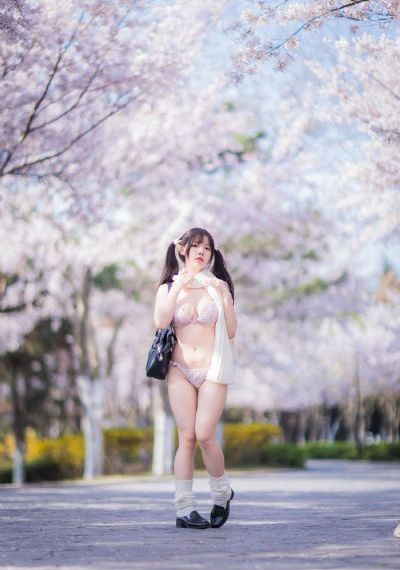 欧美女生穿搭_国产剧神马影院在线
